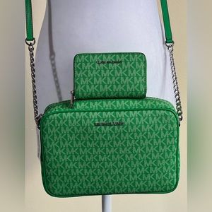 Michael Kors Signature Jet Set Large East/West Crossbody Bag and Wallet Set